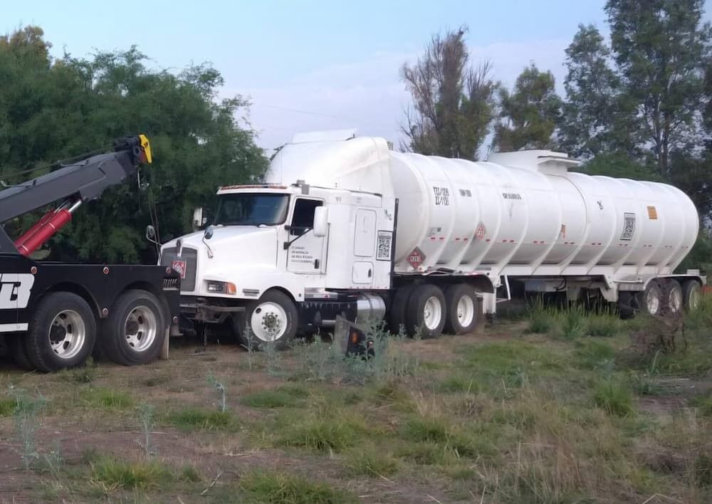 Aseguran tractocamión conectado a toma clandestina de hidrocarburo en San Juan del Río