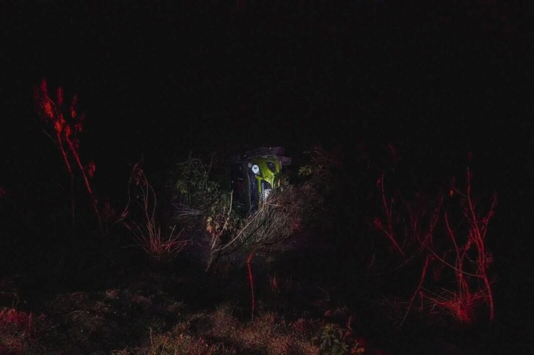 Auto cae a canal de riego entre La Llave y La Valla en San Juan del Río