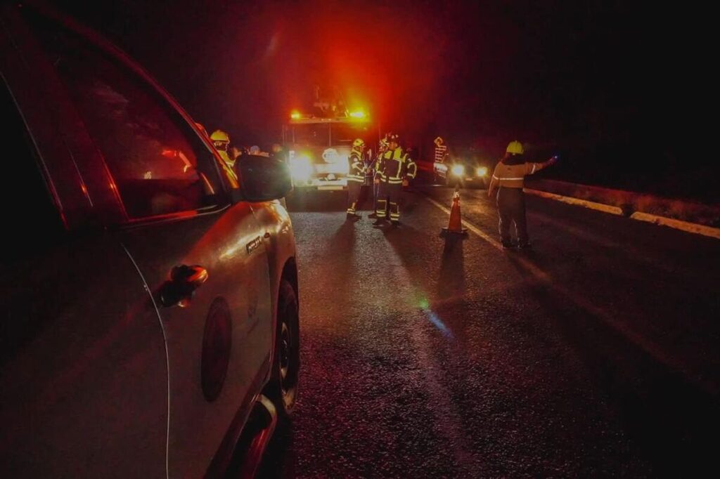 Auto cae a canal de riego entre La Llave y La Valla en San Juan del Río