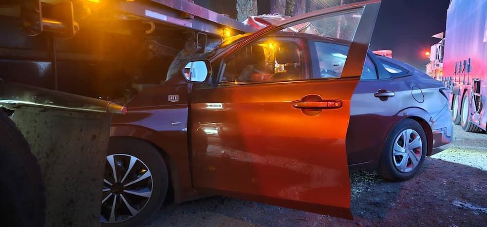 Auto choca contra tractocamión estacionado en la México-Querétaro en Pedro Escobedo