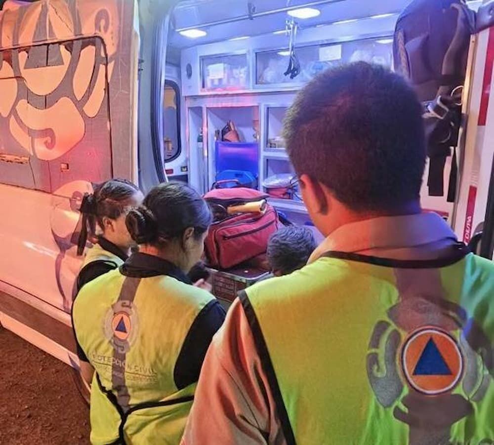 Auto choca contra tractocamión estacionado en la México-Querétaro en Pedro Escobedo