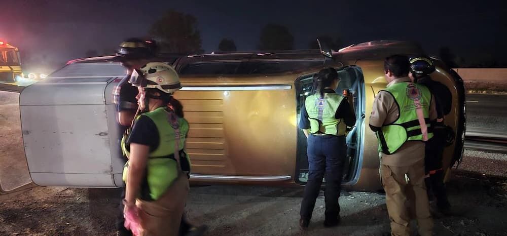 Camioneta pickup vuelca en la autopista México-Querétaro; quedó abandonada