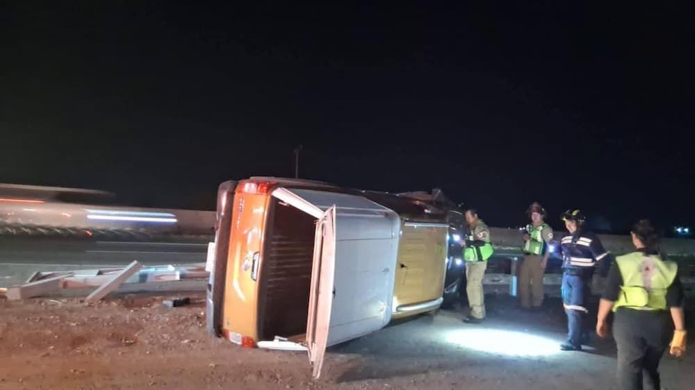 Camioneta pickup vuelca en la autopista México-Querétaro; quedó abandonada
