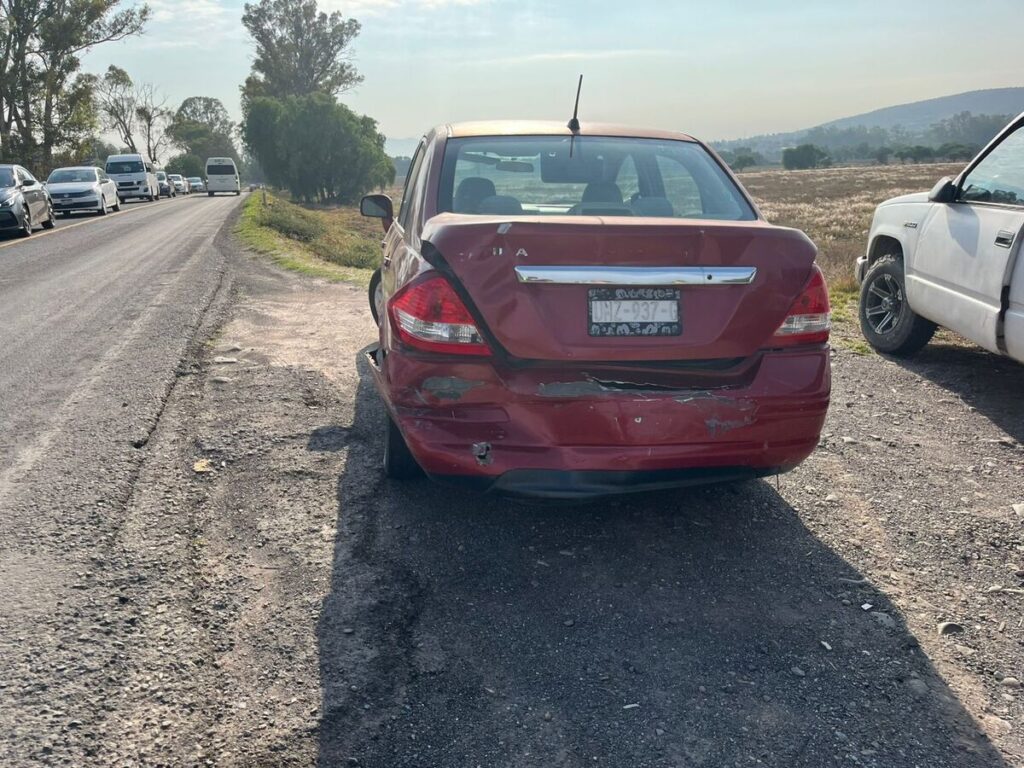 Carambola en carretera San Juan del Río-Coroneo provoca caos vehicular; solo hay daños materiales