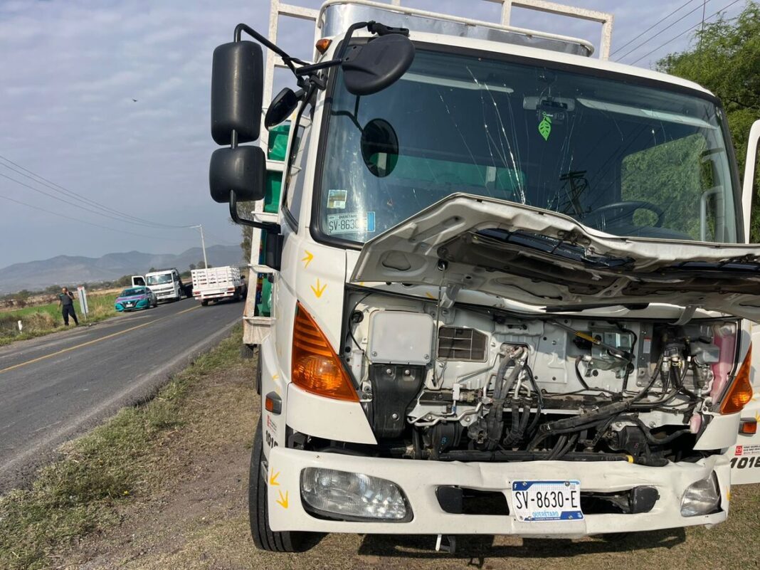 Carambola en carretera San Juan del Río-Coroneo provoca caos vehicular; solo hay daños materiales