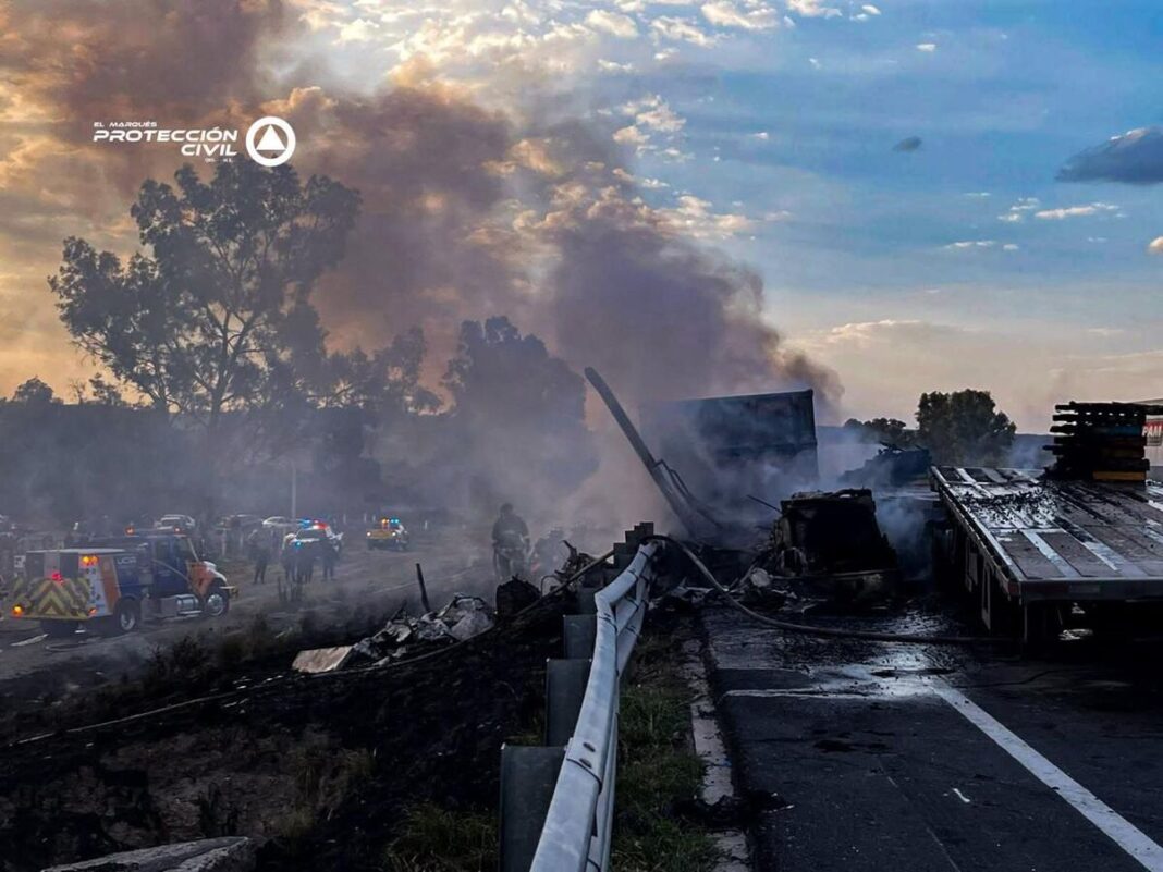 Choque entre tractocamiones provoca incendio y deja un fallecido en la autopista 57D