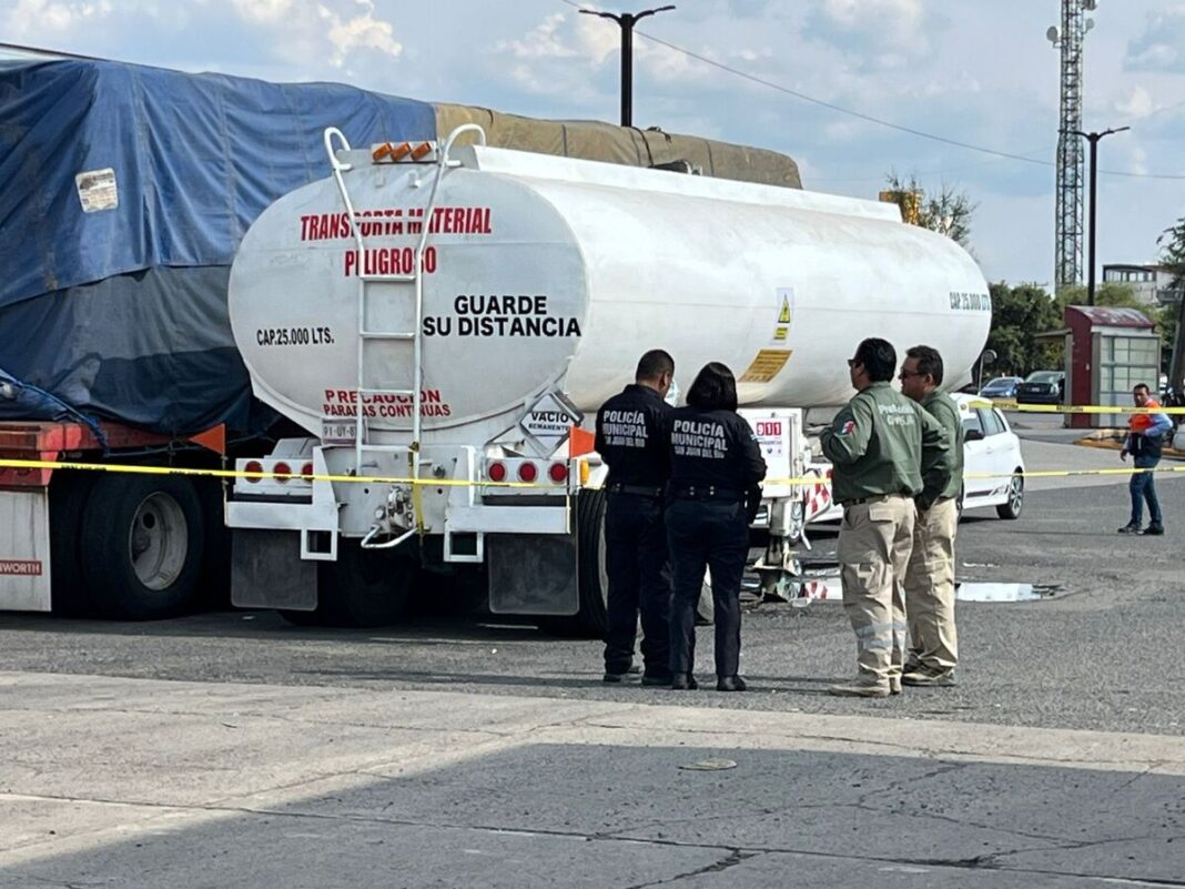 Cilindro abandonado con material peligroso moviliza a corporaciones de emergencia en San Juan del Río Cilindro abandonado con material peligroso moviliza a corporaciones de emergencia en San Juan del Río