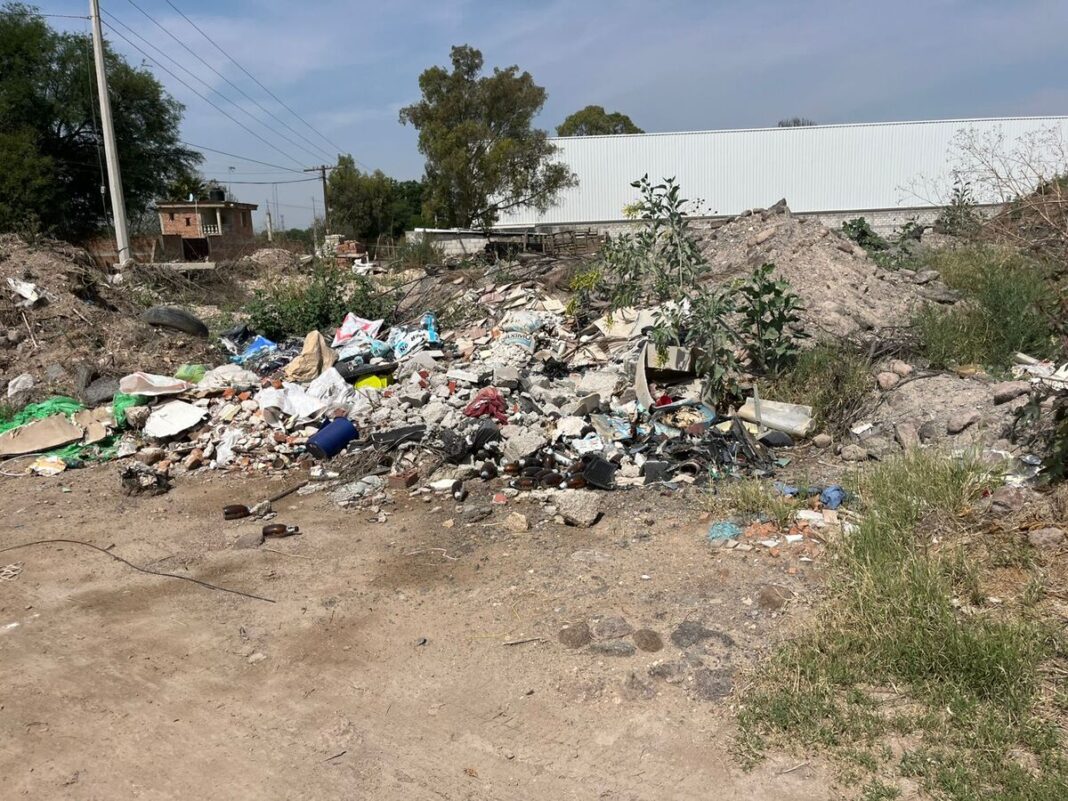 Denuncian contaminación por quema de basura en exmina de tepetate en SJR