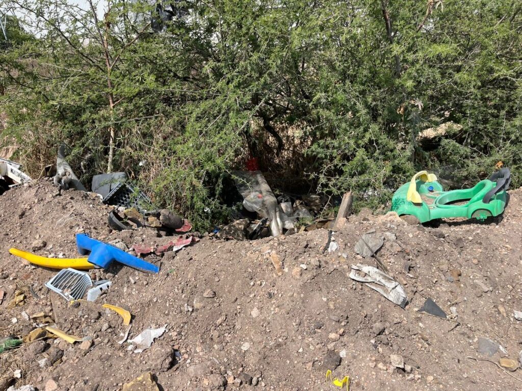 Denuncian contaminación por quema de basura en exmina de tepetate en SJR