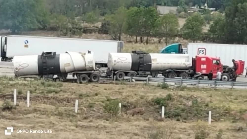 Fuerte choque múltiple con explosión en el Macrolibramiento de Amealco deja cuatro lesionados