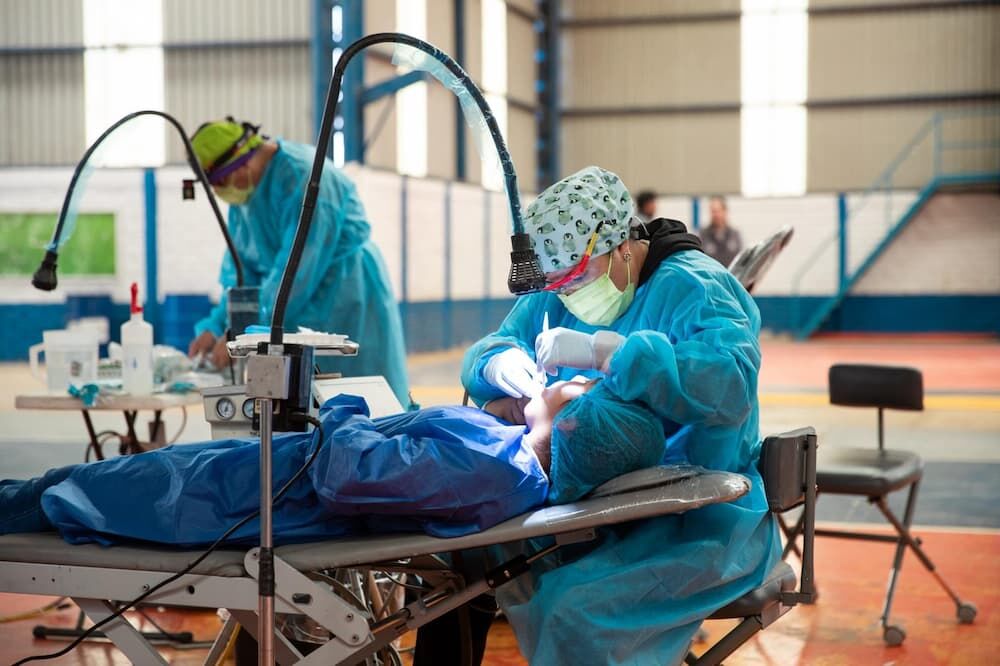 Gina Sánchez y Roberto Cabrera visitan brigada de salud dental en el Anexo al CECUCO