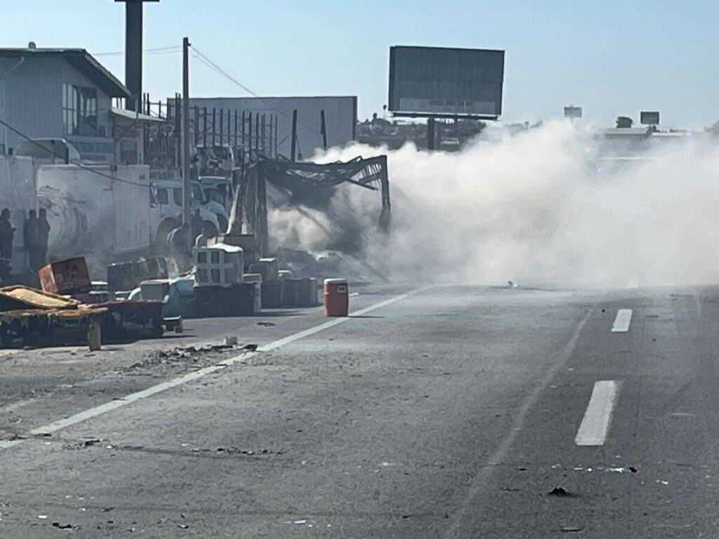 incendio, autopista México Querétaro, San Juan del Río, remolque incendiado, tráfico, Guardia Nacional, Bomberos, Casa Blanca, cierre vial, accidente carretero