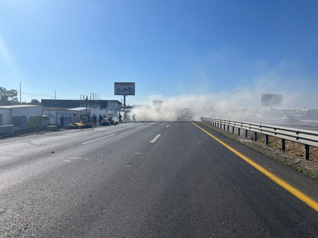 incendio, autopista México Querétaro, San Juan del Río, remolque incendiado, tráfico, Guardia Nacional, Bomberos, Casa Blanca, cierre vial, accidente carretero