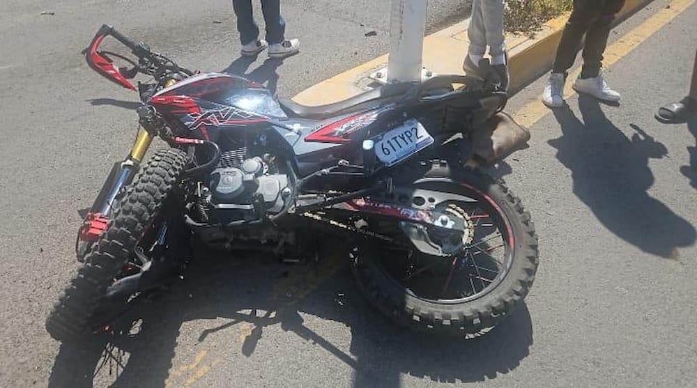 Motociclista resulta gravemente herido tras chocar contra poste en avenida Universidad, SJR