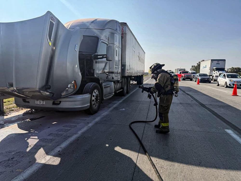 Motociclista resulta lesionado tras accidente con tractocamión en la autopista México-Querétaro