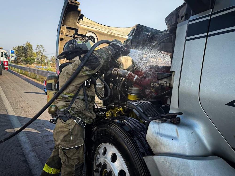 Motociclista resulta lesionado tras accidente con tractocamión en la autopista México-Querétaro