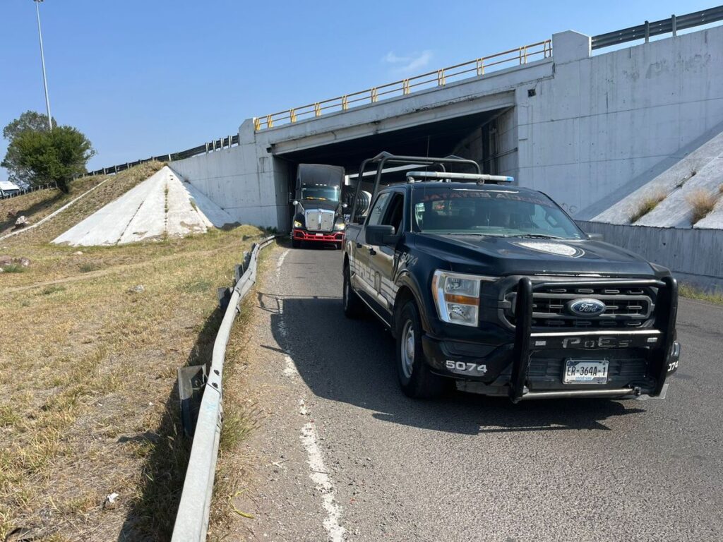 Persecución en El Trébol termina con aseguramiento de tráiler con hidrocarburo en SJR