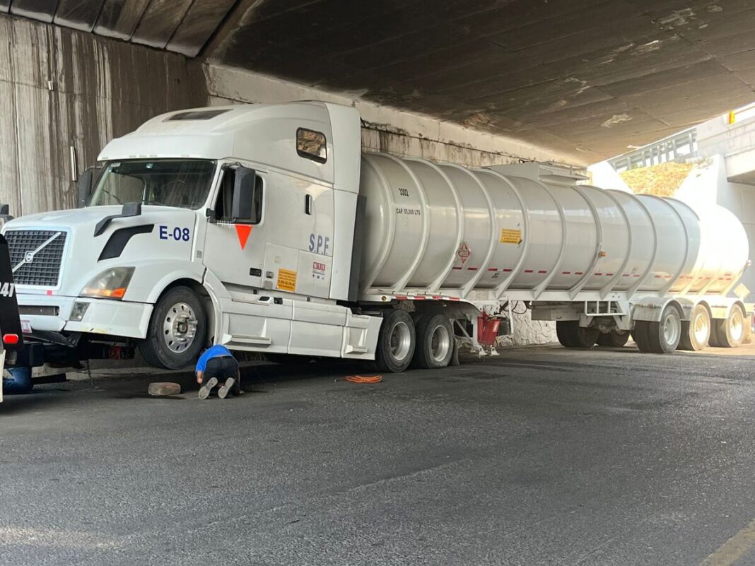 Persecución en El Trébol termina con aseguramiento de tráiler con hidrocarburo en SJR