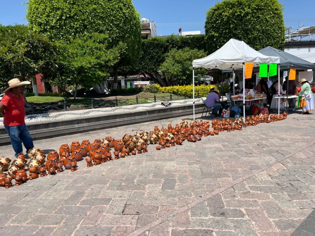 Pobladores de San Ildefonso Tultepec recolectan despensas para víctimas de accidente en Amealco