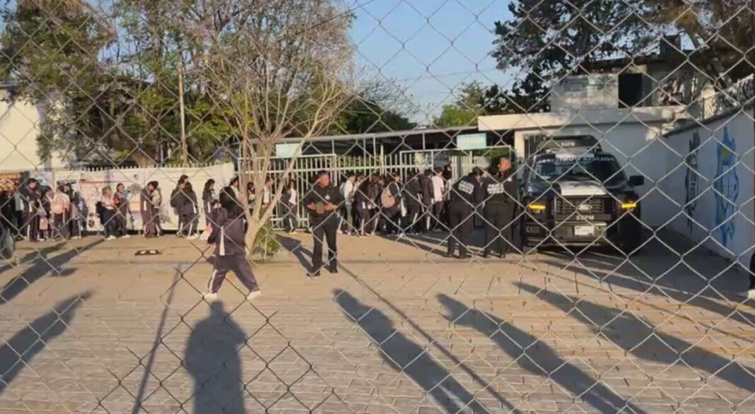 Refuerzan seguridad en CBTis 145 tras amenazas; alumnos ingresan bajo vigilancia