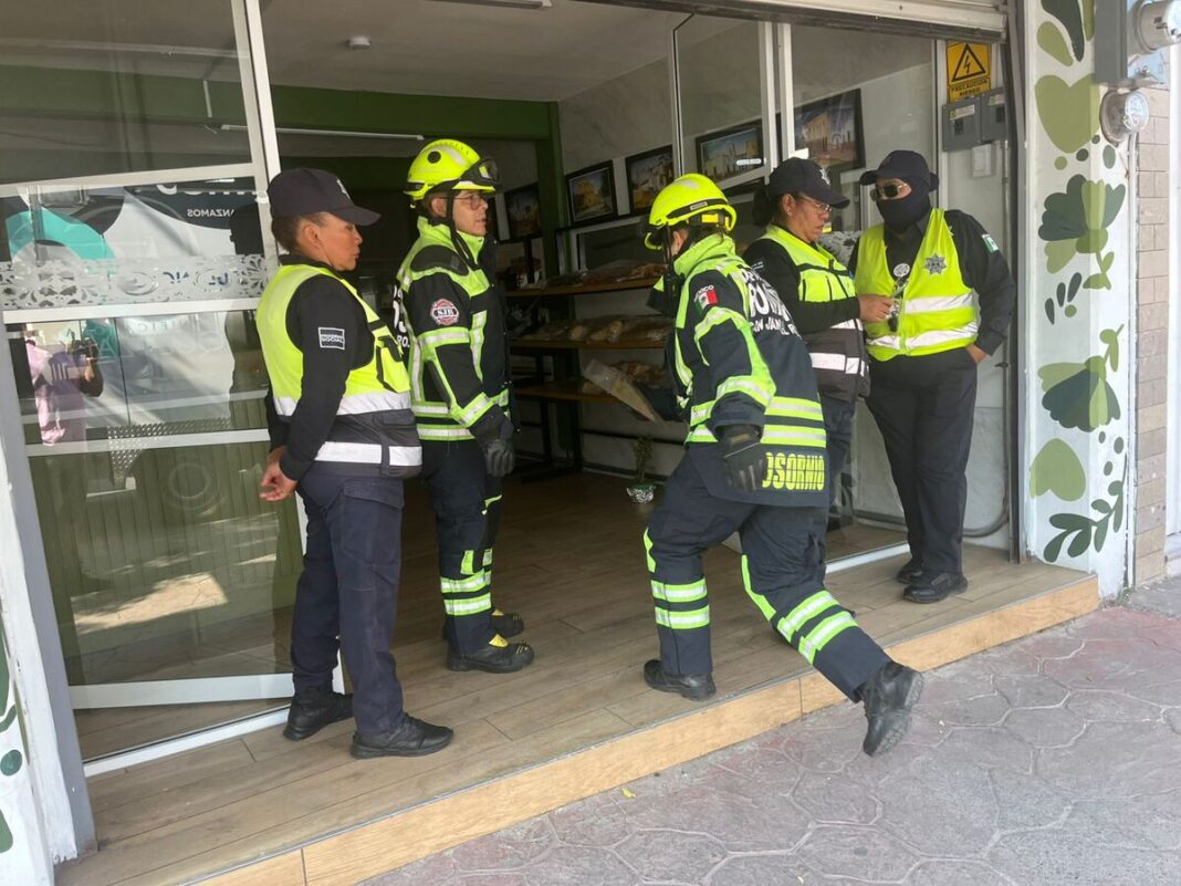Rescatan a trabajador atrapado en máquina de panadería ubicada en colonia Centro de SJR