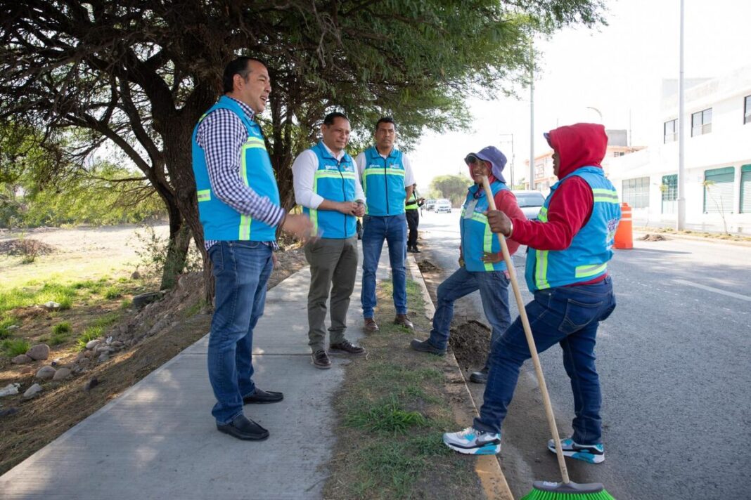Roberto Cabrera supervisa trabajos de barrido y limpieza en Loma Alta y Avenida Universidad