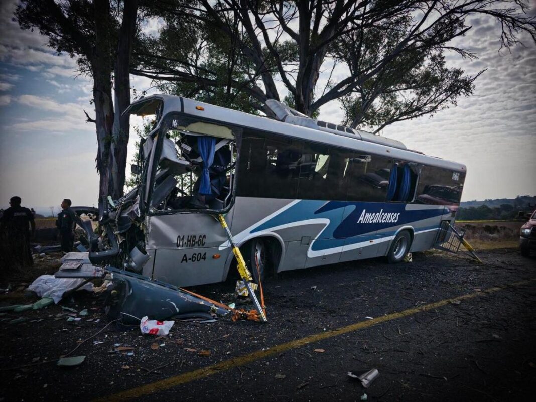Sube a 10 el número de víctimas por accidente de autobús en Amealco