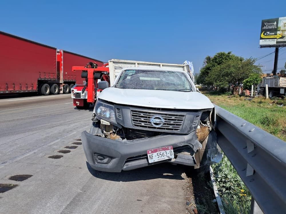Vuelca camioneta tras impacto de tráiler en la México–Querétaro