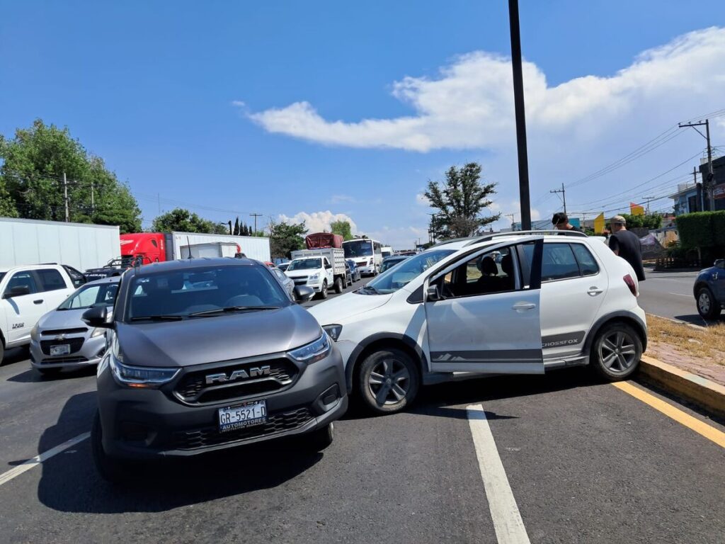 Caos vial en avenida Paseo Central tras choque entre dos camionetas en San Cayetano, SJR