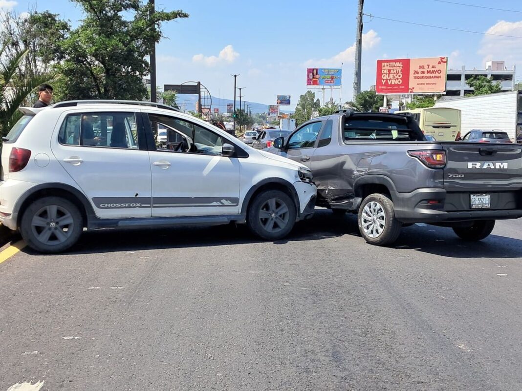 Caos vial en avenida Paseo Central tras choque entre dos camionetas en San Cayetano, SJR