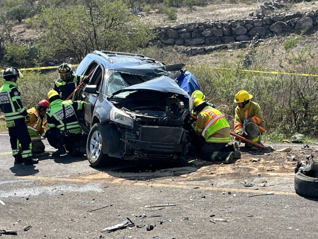 Choque frontal deja un muerto y cuatro lesionados en la San Juan del Río–Amealco