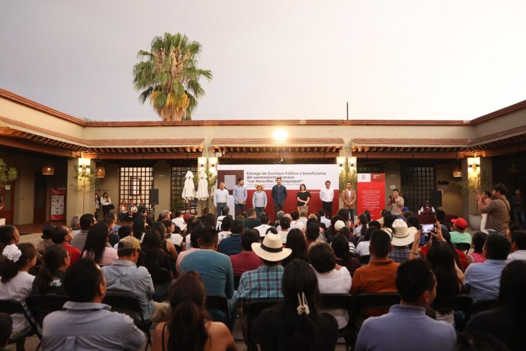 Entregan escrituras a más de 100 familias en Tequisquiapan