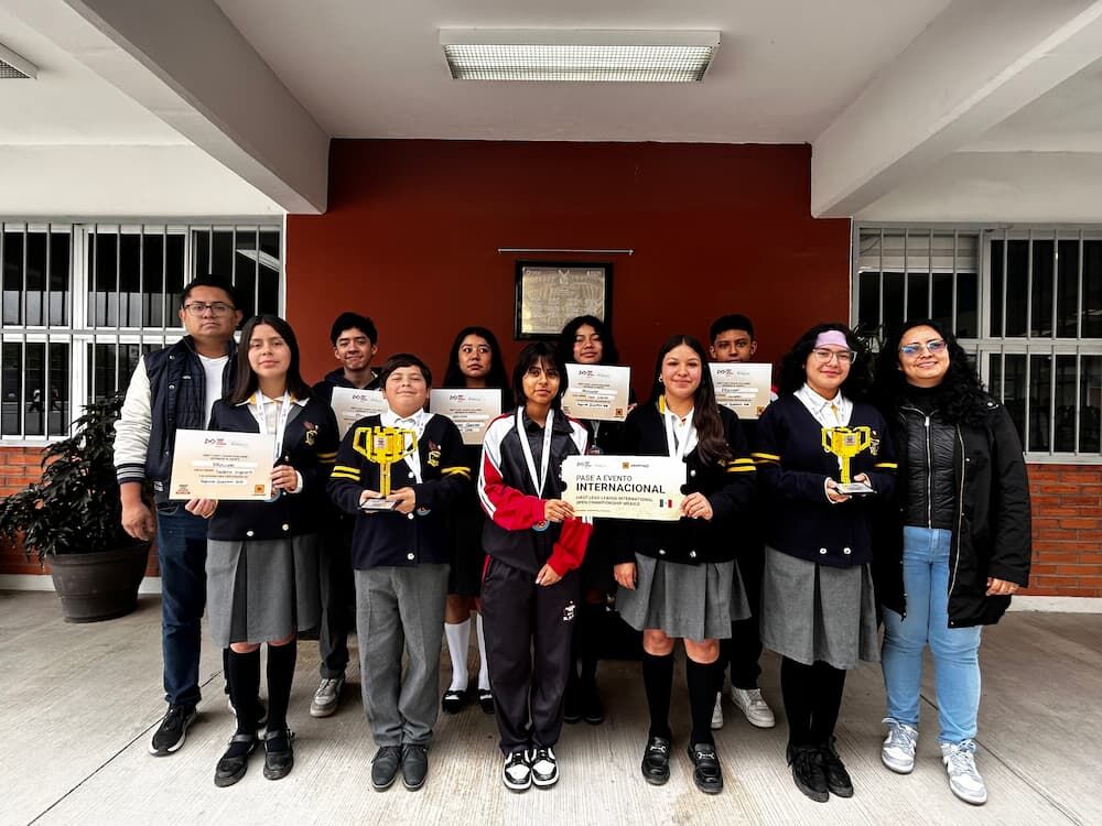 Gana secundaria Roberto Ruíz Obregón pase a torneo internacional de robótica Gana secundaria Roberto Ruíz Obregón pase a torneo internacional de robótica