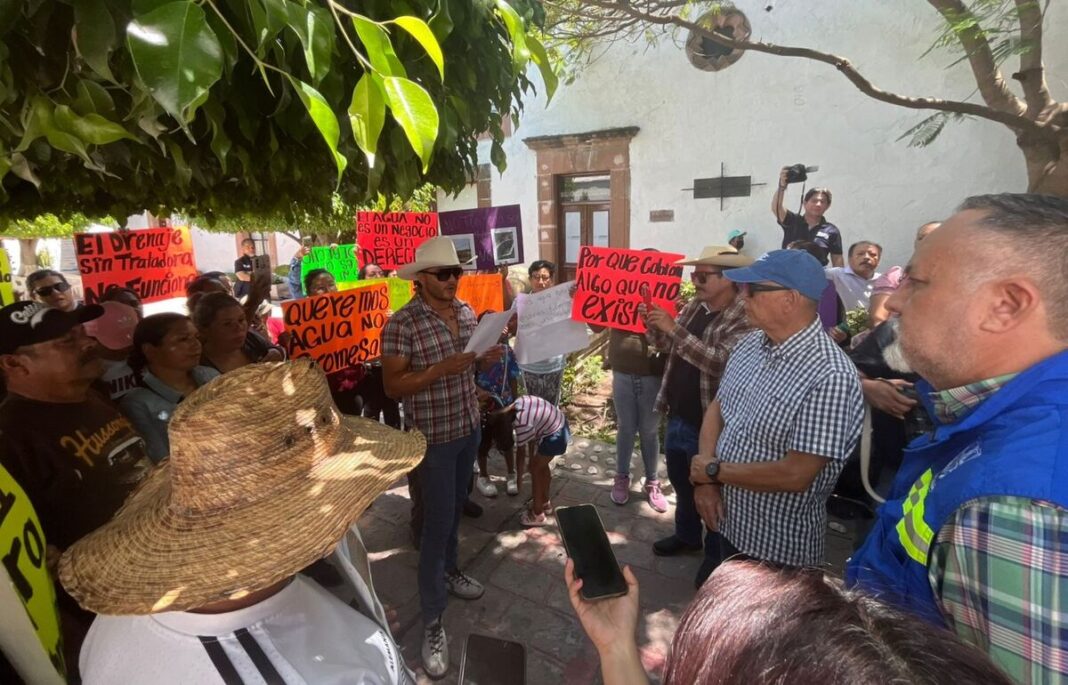 Habitantes de tres comunidades protestan en JAPAM por falta de agua y cobros indebidos
