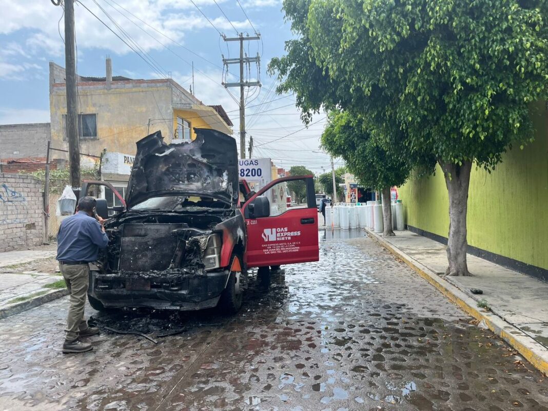 Incendio de camioneta de empresa gasera alarma a vecinos de San Juan del Río
