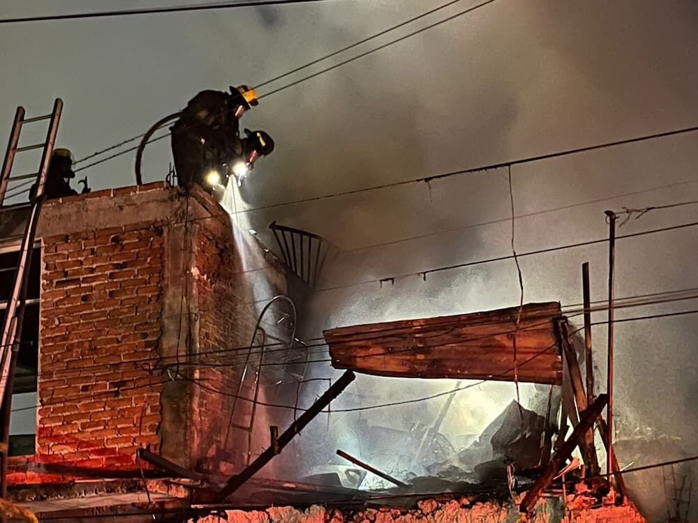 Incendio moviliza a cuerpos de emergencia en pleno festejo patronal en San Isidro 1 Incendio moviliza a cuerpos de emergencia en pleno festejo patronal en San Isidro