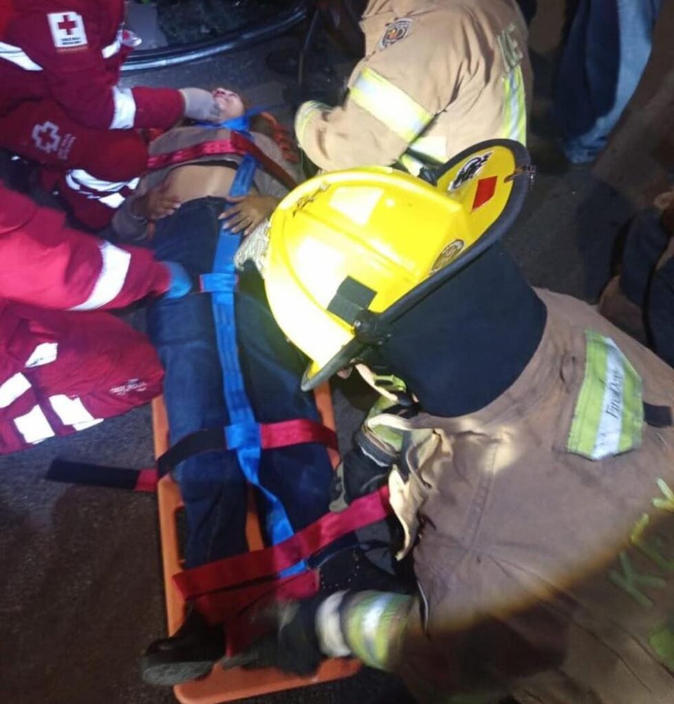 Persona rescatada tras volcadura de vehículo en centro de Amealco de Bonfil