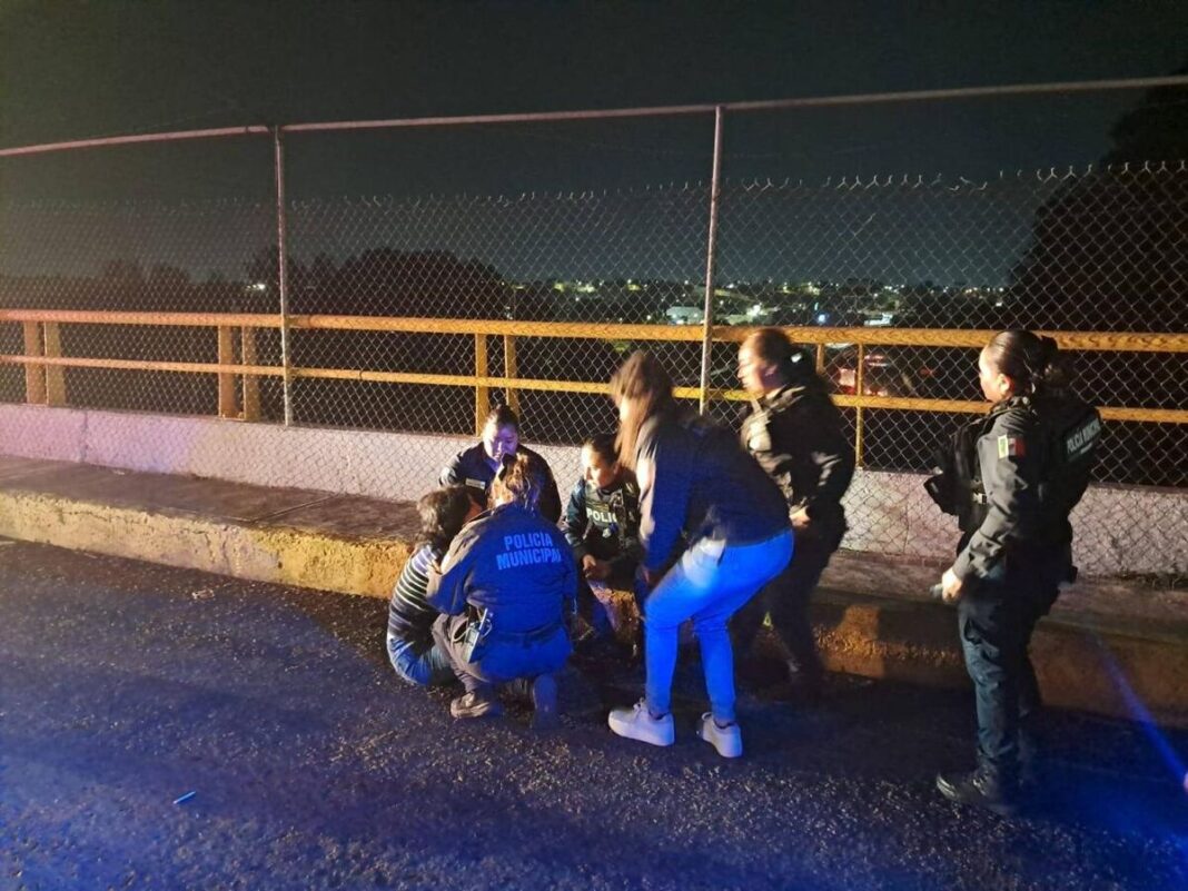 Policías sanjuanenses rescatan a persona en riesgo en puente del barrio de La Cruz