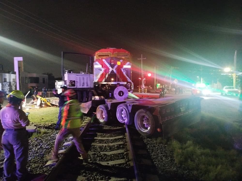 Tren embiste tráiler y provoca cierre de acceso a La Valla, San Juan del Río