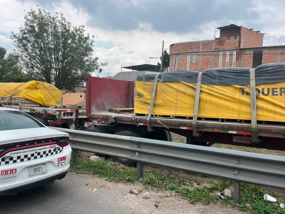 Aparatoso accidente involucra a unidad militar y tráiler en la autopista México-Querétaro en SJR