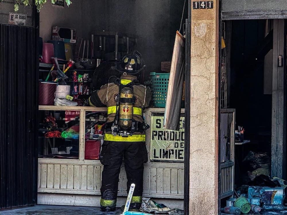 Atienden incendio en local comercial ubicado en avenida Juárez Oriente en el Centro de SJR