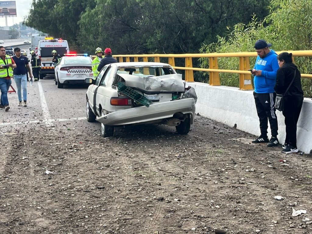 Caja seca de tráiler se desprende e impacta a vehículo en autopista México–Querétaro en San Juan del Río 1 Caja seca de tráiler se desprende e impacta a vehículo en autopista México–Querétaro en San Juan del Río