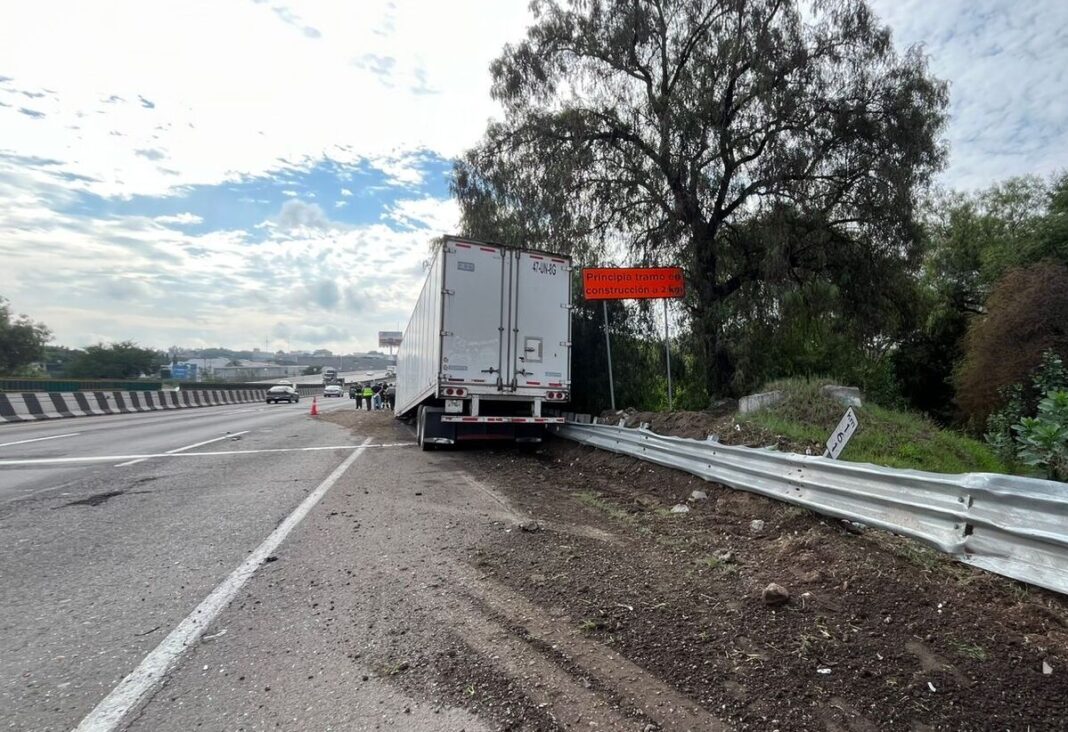 Caja seca de tráiler se desprende e impacta a vehículo en autopista México–Querétaro en San Juan del Río Caja seca de tráiler se desprende e impacta a vehículo en autopista México–Querétaro en San Juan del Río