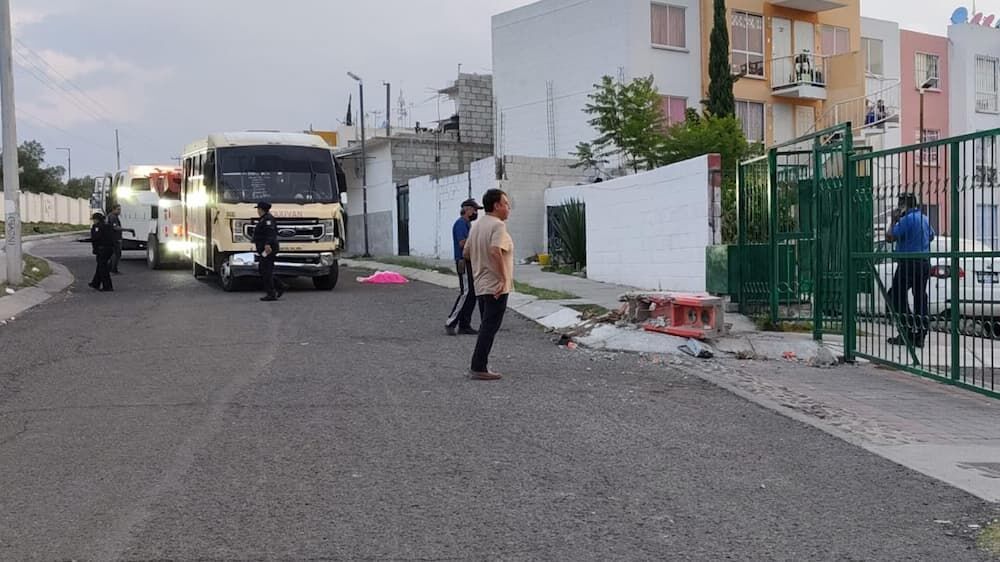 Camión de transporte público se desplaza solo y causa daños en Loma Alta, SJR