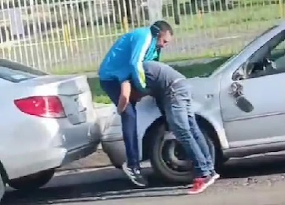 Captan en redes sociales riña entre automovilistas en avenida Tecnológico de San Juan del Río Captan en redes sociales riña entre automovilistas en avenida Tecnológico de San Juan del Río