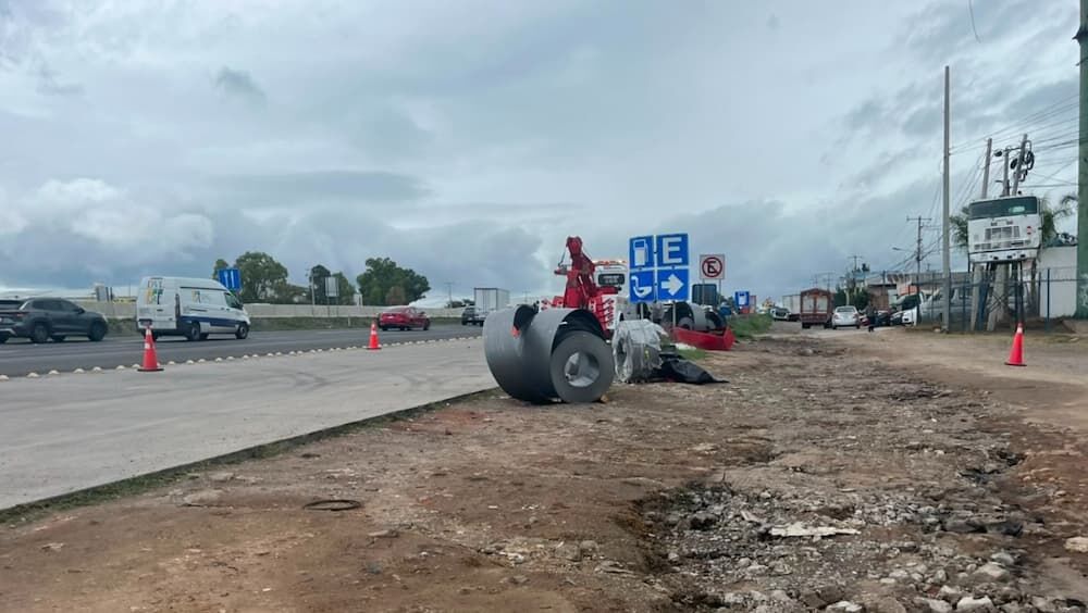 Cinco rollos de lámina caen sobre un auto en autopista México-Querétaro Cinco rollos de lámina caen sobre un auto en autopista México-Querétaro