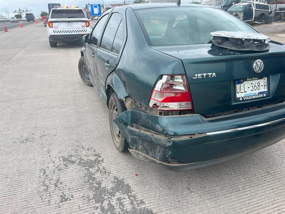 Cinco rollos de lámina caen sobre un auto en autopista México-Querétaro 2 Cinco rollos de lámina caen sobre un auto en autopista México-Querétaro