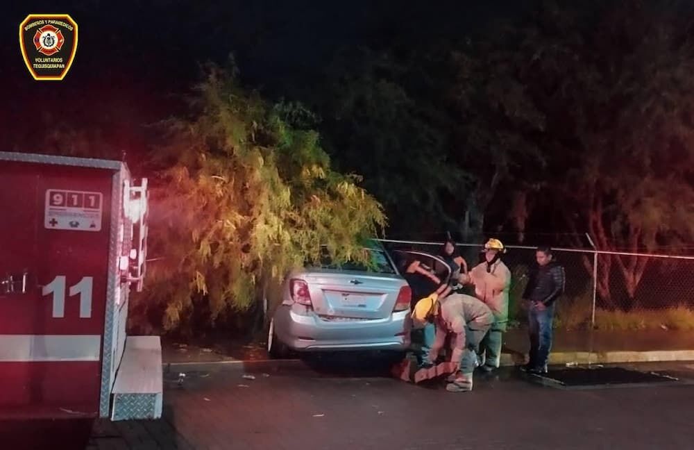 Conductor choca contra un árbol en Tequisquiapan; fue trasladado al hospital Conductor choca contra un árbol en Tequisquiapan; fue trasladado al hospital