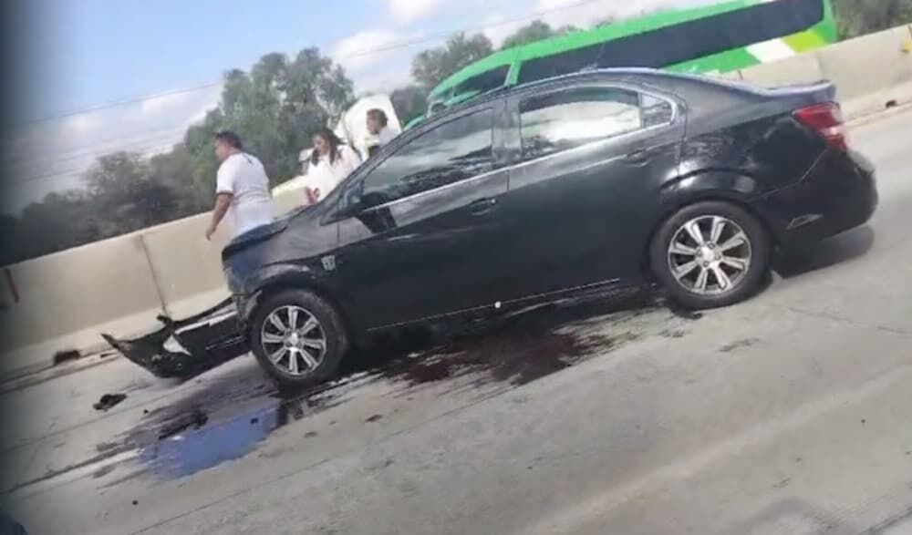 Conductor pierde el control y se impacta contra barra de contención en la México-Querétaro Conductor pierde el control y se impacta contra barra de contención en la México-Querétaro
