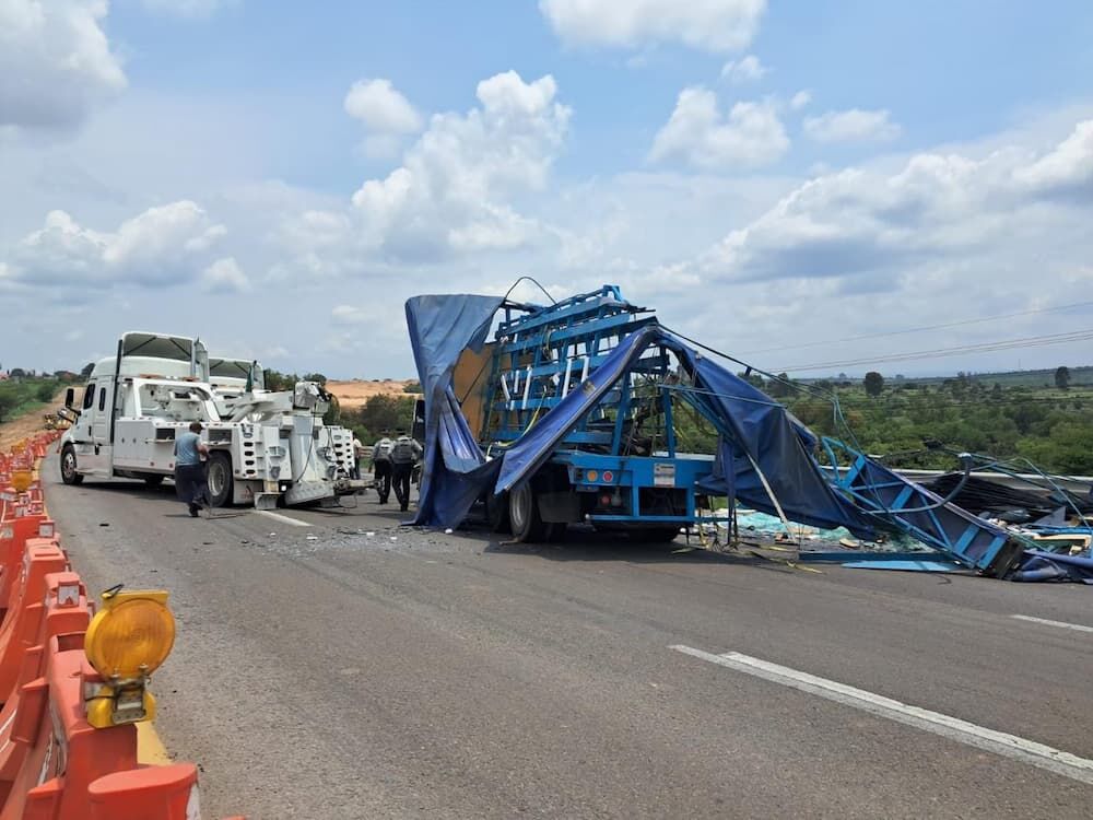 Filas de más de 20 kilómetros tras volcadura de tractocamión en la México-Querétaro Filas de más de 20 kilómetros tras volcadura de tractocamión en la México-Querétaro
